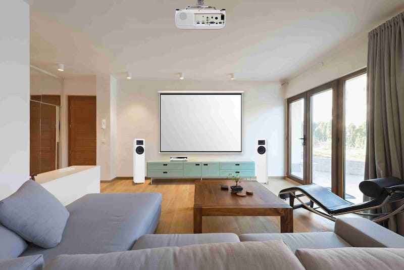 Home cinema met beamer, scherm en geluidsinstallatie