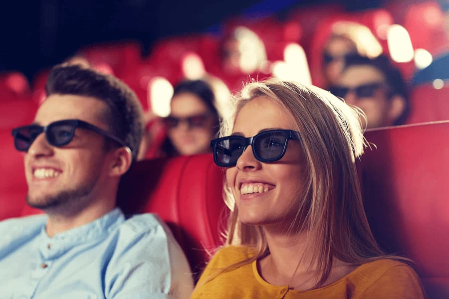 2 mensen met een 3D-bril in de bioscoop