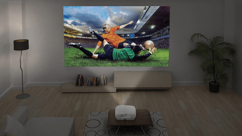 Thuisbioscoop met beamer die een voetbalwedstrijd laat zien