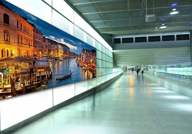 Panasonic TH 55LFV70 digital signage display in grote hal